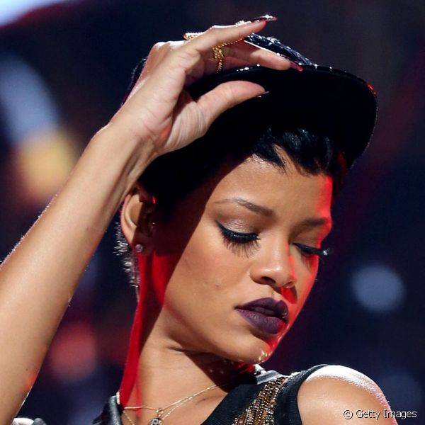 Em um festival de música, em 2012, a cantora apareceu com um tom bem escuro nos lábios, com nuances de roxo e marrom e acabamento opaco